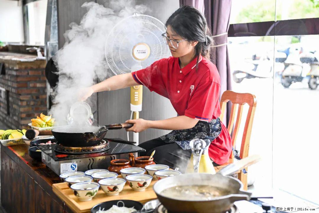 全网追的“扁担女孩”，找了一份暑假工，时薪12元 - 吉林生活资讯 - 吉林28生活网 jl.28life.net
